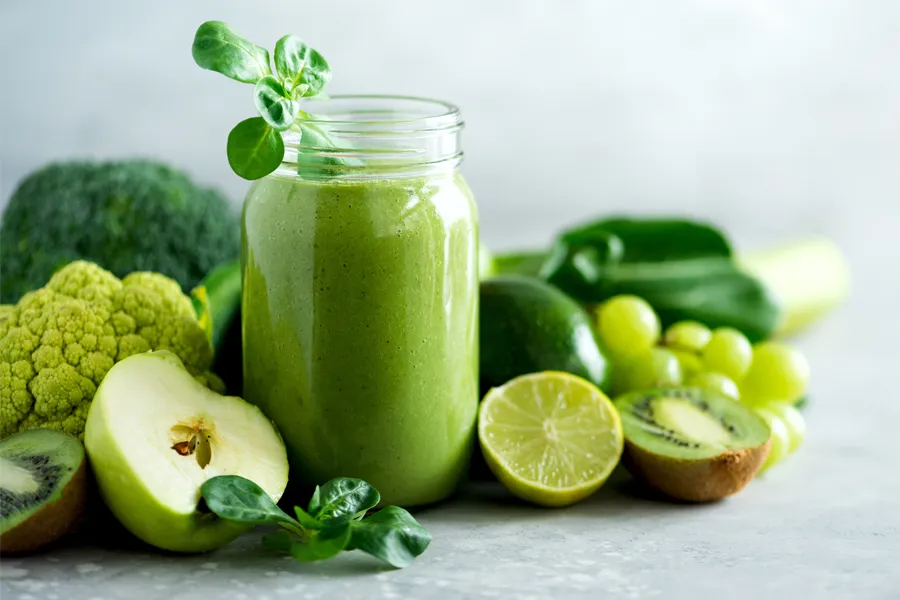 A tableau of healthy green fruits and vegetables and juices. Get nutritional counseling from Tanya Zboril, NP of TBT Medical in Ottawa–Gatineau.